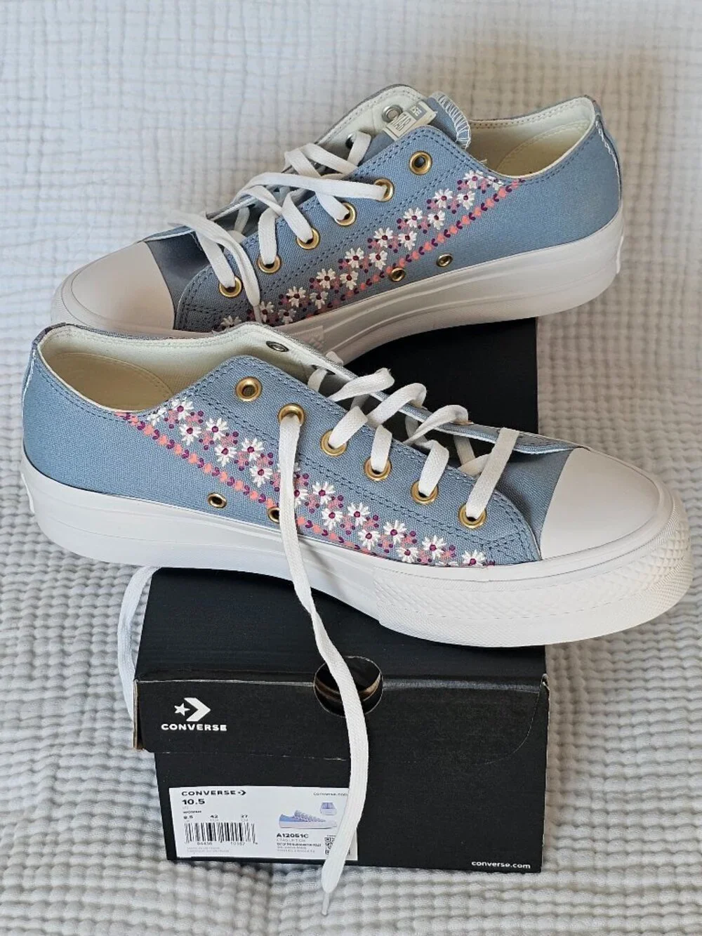 πNWTπ Chuck Taylor All Star Lift Embroidered Florals, Size 10.5 Women's - Picture 1 of 8
